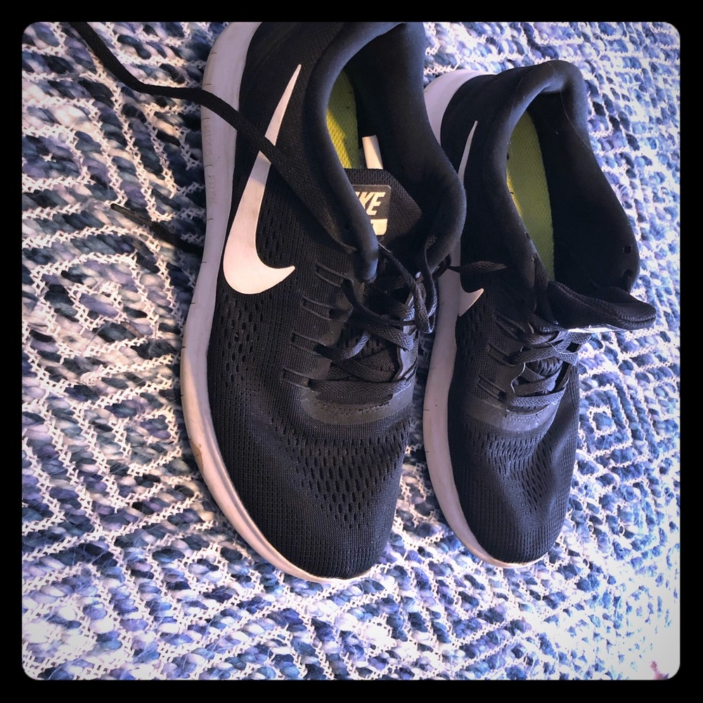 Classic black nike running sneakers